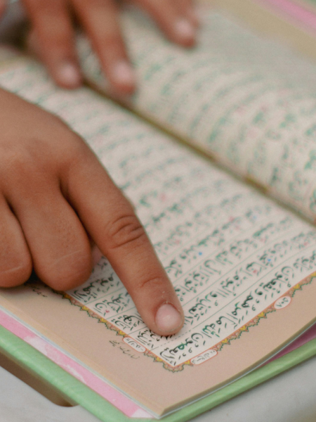 finger pointing quran